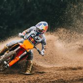 KTM startet 2027 mit seiner legendären Motocross-Modellreihe neu durch – kraftvoller denn je, mit markantem Design und frischem Racing-Spirit.